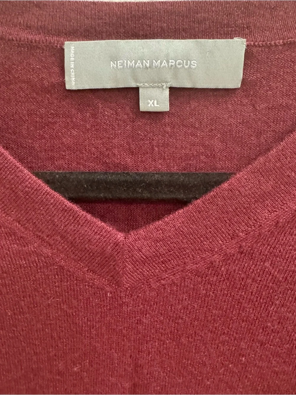 Neiman Marcus Cashmere Silk V-Neck Lightweight Sweater - Burgundy XL Minimalist
